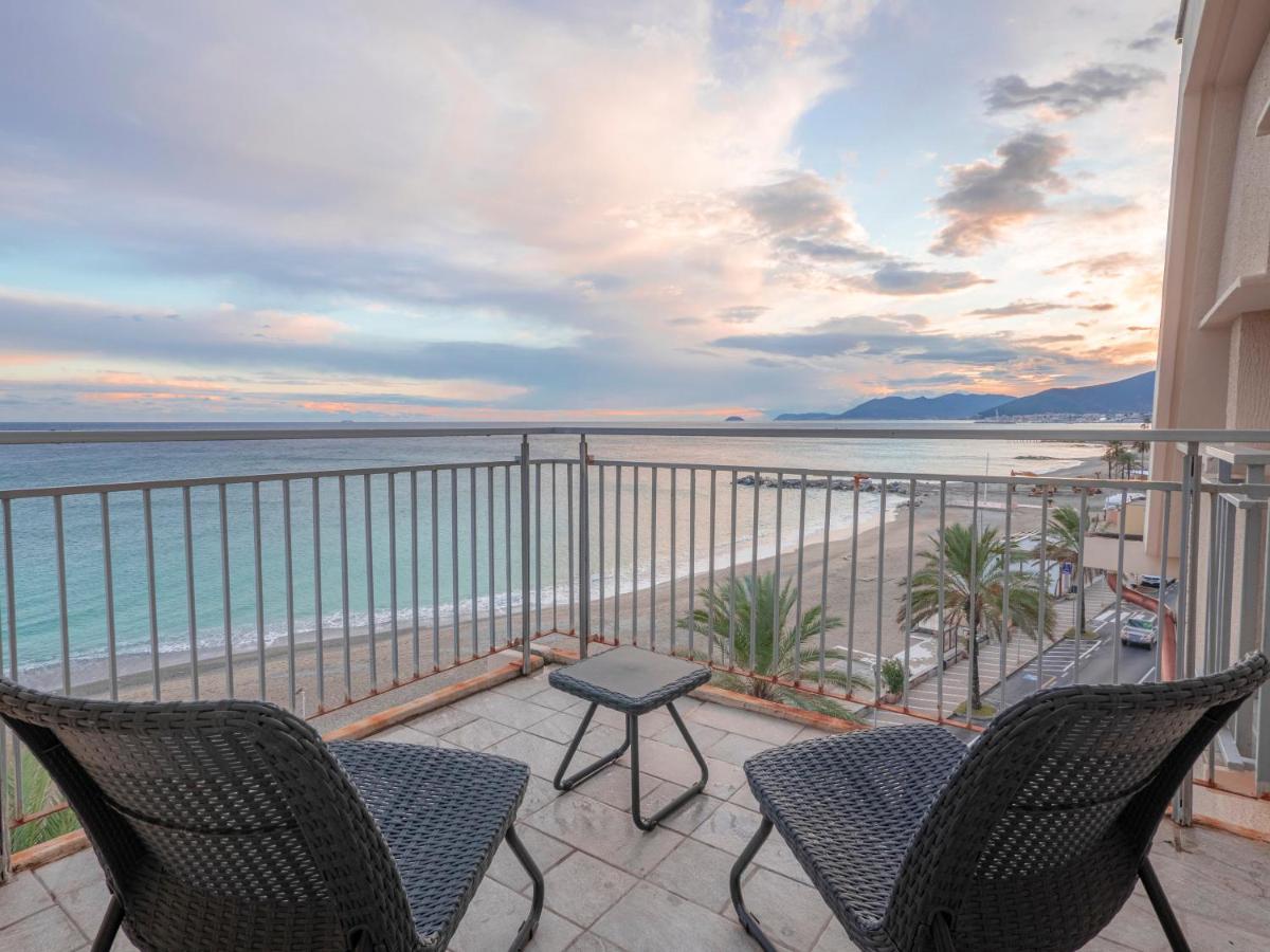 Hotel Jolly Roger Pietra Ligure Esterno foto