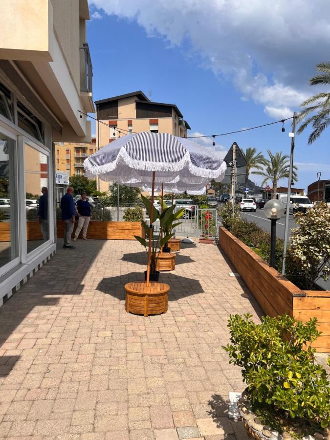 Hotel Jolly Roger Pietra Ligure Esterno foto