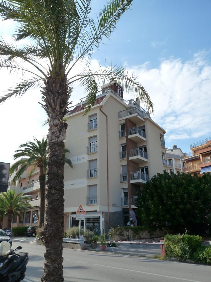 Hotel Jolly Roger Pietra Ligure Esterno foto